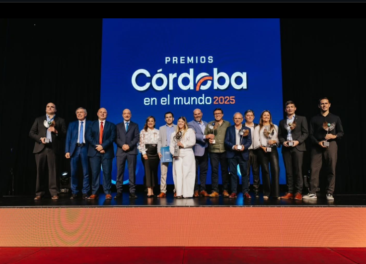 Empresas y referentes reunidos en la ceremonia de Premios Córdoba en el Mundo 2025
